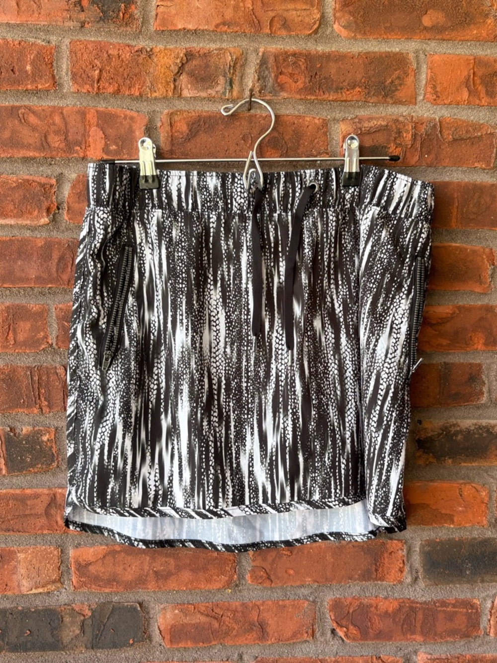 GreenTea Black & White Printed Skort